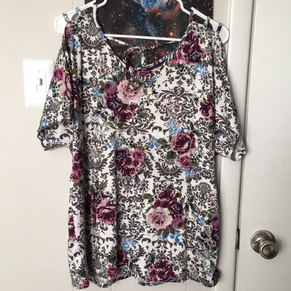Short sleeve, open shoulder shirt